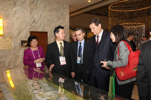 俄羅斯副總理茹科夫視察格林伍德展臺