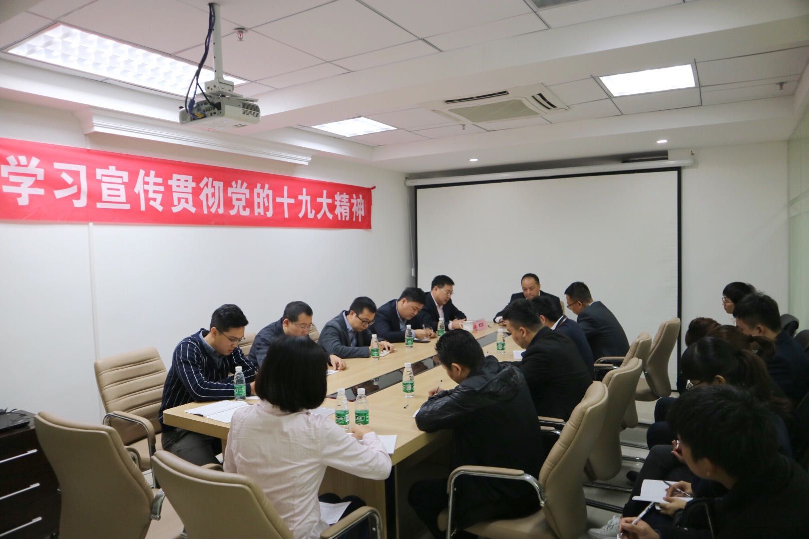 國(guó)貿(mào)公司黨委書(shū)記、總經(jīng)理曹富根到基層單位宣講黨的十九大精神